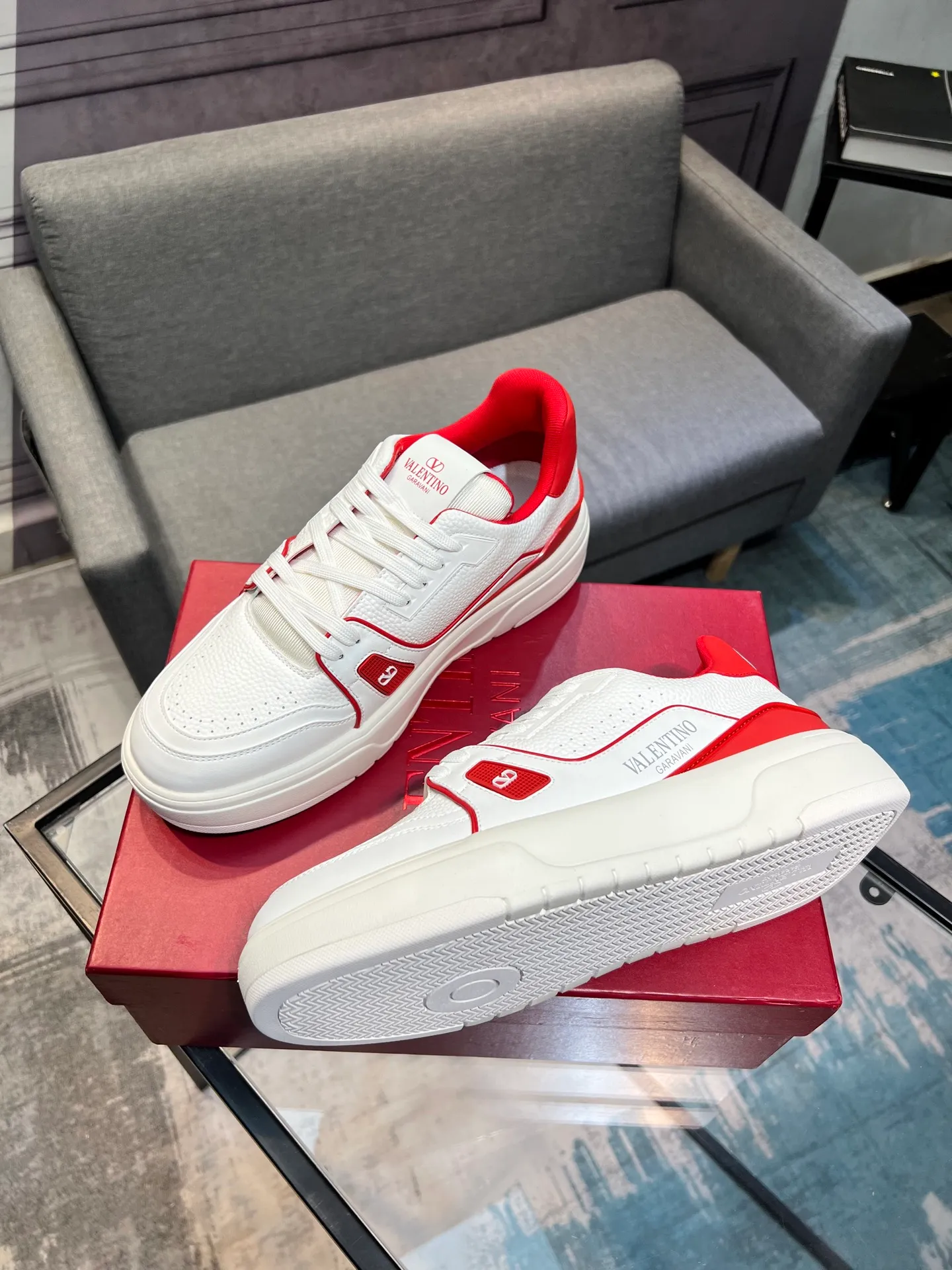 Men's men's shoes 💰660 𝑽𝒂𝒍𝒆𝒏𝒕𝒊𝒏𝒐 Valentino 𝑶𝒏𝒆𝑺𝒕𝒖𝒅 Couple's sneaker series Valentino 2025 latest couple's sneakers, celebrity style, hot sale. The original ZP was purchased and dismantled. Repeated pattern making and modification. I strive to restore the original version 1:1! Top luxury masterpiece, soft and comfortable, combining fashion and leisure, bringing excellent elegant texture and excellent on-foot comfort. Top purchase version upper: imported calfskin surface/original oil edge craftsmanship. Inner: water-dyed cowhide lining. Outsole: original development 𝐓𝐏𝐔 two-color combination outsole. Packaging: original configuration complete package. Code number: 35-44 yards. 34.45 can be customized. Can be customized (self-labeled-no label) order.
